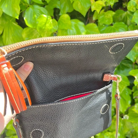 Dooney & Bourke Black Pebbled Leather Zipper Clutch Crossbody Bag Red Interior - Picture 11 of 16